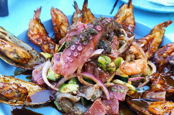 Mariscos en Salsa Negra, Ostion, pulpo y Camarones
