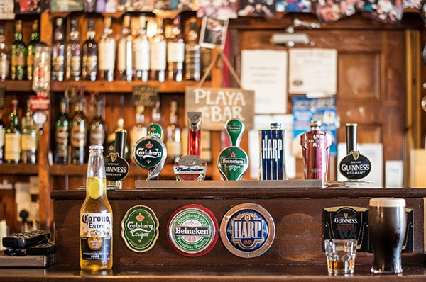 Barra de cervezas frias en la playa